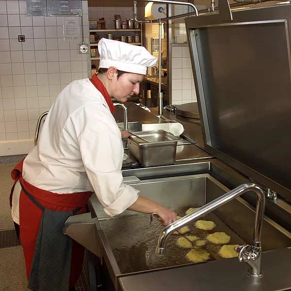 Köchin in der hauseigenen Küche des Hufeland-Hauses, beim Frittieren